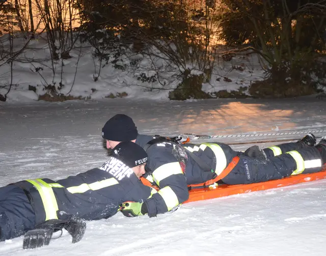 Eigensicherung ist bei einem Einsatz auf dem Eis eines der wichtigsten Dinge.  | Foto: FF Peilstein