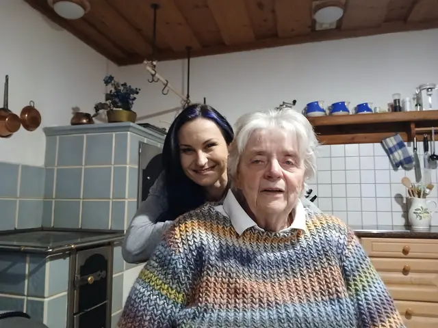 Denise Rannegger von den Mobilen Diensten der Caritas kommt regelmäßig zu Christl, um sie im Alltag zu unterstützen. | Foto: Caritas