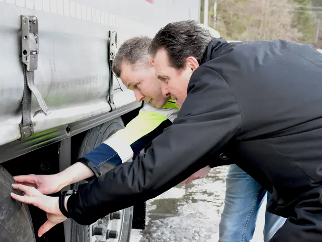 LR Zumtobel machte sich an der Kontrollstelle in Musau selbst ein Bild von den Lkw-Kontrollen . | Foto:  Land Tirol/Knabl