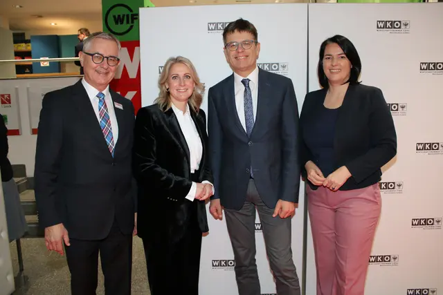 Von WK Präsidentin Barbara Thaler, Bezirksobfrau Martina Entner und WK- Leiter Stefan Bletzacher in die Mitte genommen wurde Bezirkshauptmann Michael Brandl.
