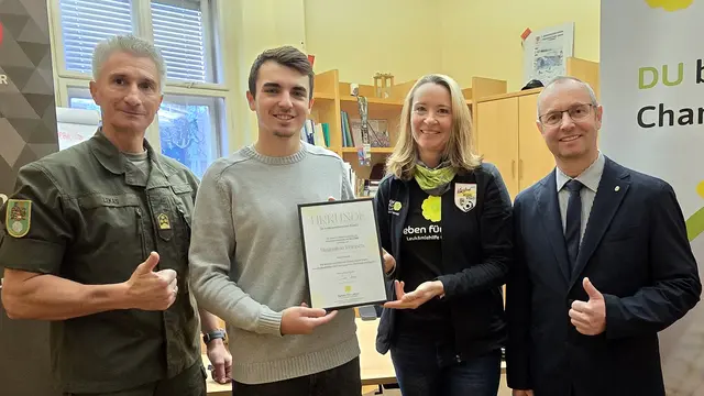 Oberst Stefan Lekas (StvMilKdt), Maximilian Reinisch, Julia Neugebauer (GfL) und Mario Wulz (Sanitätswesen) | Foto: Leukämiehilfe Österreich