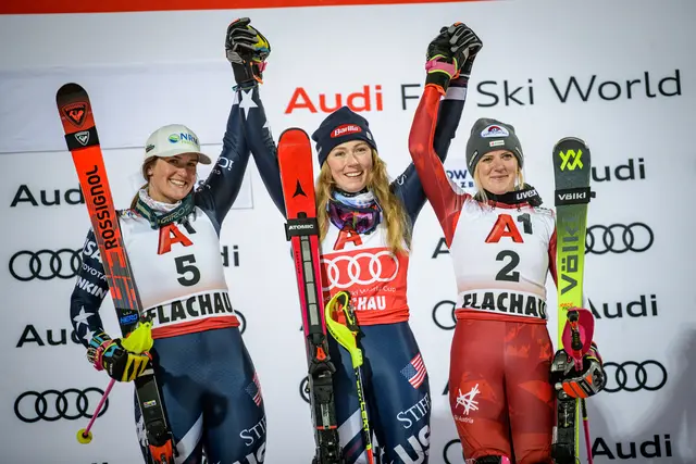 Von links: die Zweitplatzierte Paula Moltzan (USA), Siegerin Mikaela Shiffrin (USA) und die Drittplatzierte Katharina Truppe aus Österreich. | Foto: Skiweltcup Flachau/Christoph Huber