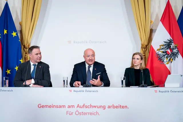 Am 14. Jänner 2026 nahmen Bundeskanzler Christian Stocker (m.), Vizekanzler Andreas Babler (l.) und Bundesministerin Beate Meinl-Reisinger (r.) am Pressefoyer nach dem Ministerrat teil. | Foto: BKA/Florian Schrötter