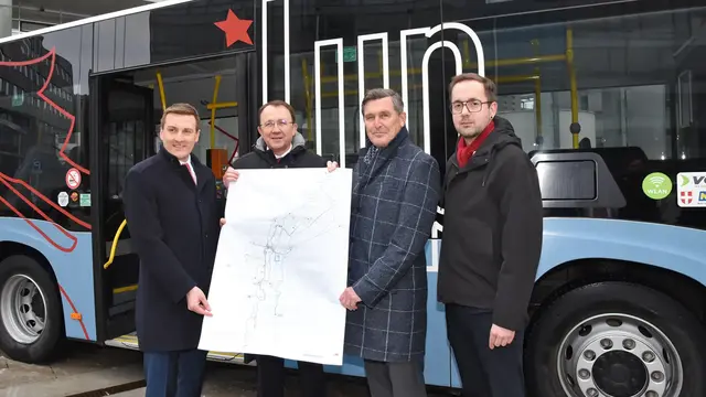 Im Zuge eines gemeinsamen Termins von Bundesminister Peter Hanke, Landesrat Sven Hergovich und Bürgermeister Matthias Stadler sowie Vizebürgermeister und Vorsitzender des Verkehrsausschusses im Österr. Städtebund Michael Kögl konnte St. Pöltens Stadtoberhaupt auf die Notwendigkeit der weiteren Finanzierung des Stadtbus-Systems hinweisen.  | Foto: Vorlaufer