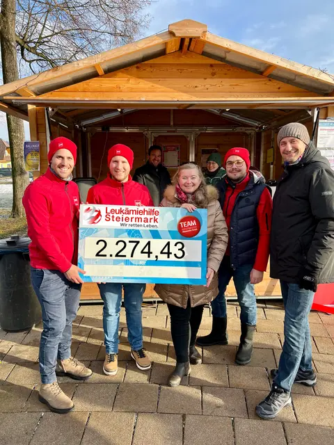 Alexander Ernst, Markus Mörth und Philipp Posch von der SPÖ Werndorf bei der Schecküberreichung an Marie und Thomas Peinsith von der Leukämiehilfe. | Foto: privat