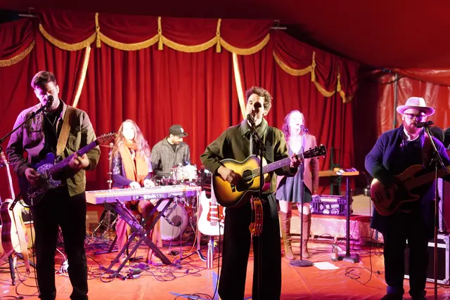 Luke Andrews sorgte mit seiner Band für einen tollen Auftritt in der Manege.