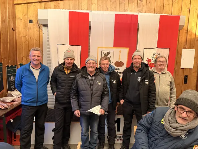 Rang 8 EC Rummlerhof, Bruno Reiter, Stefan Wörgötter, Walter Schiegl und Fritz Schlögl mit den Gratulanten.