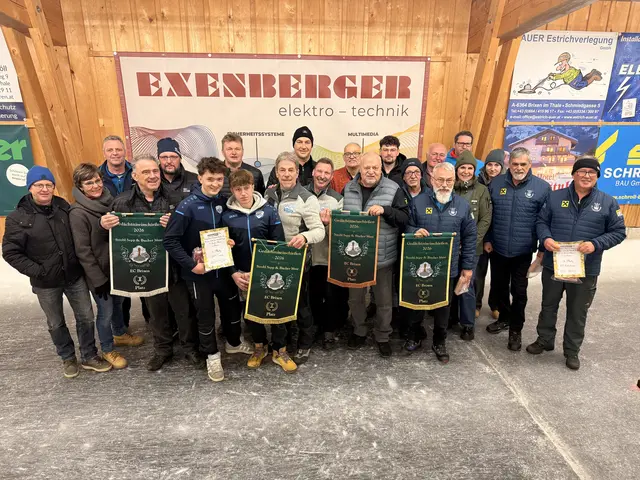 Die Fahnenpreis-Gewinner mit den Angehörigen der Verstorbenen, Josef Strobl und Maxi Bucher, im Bild mit dem Organisator, Rupert Straßer und den Gedächtnisfahnen Preis-Gewinner, Rang 2 ESC Jochberg, Rang 1 ESV Gasteig, Rang 3 ESV Erpfendorf II, Rang 4 EV Fieberbrunn I. 