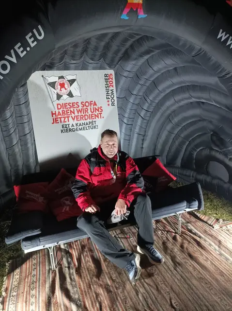 2025 - nach 60 km erschöpft auf der Siegercouch | Foto: Werner Achs