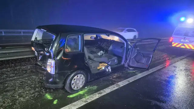 Der Lenker wurde durch die Seitenöffnung befreit. | Foto: Christoph Meisinger | Feuerwehr Schweinbach