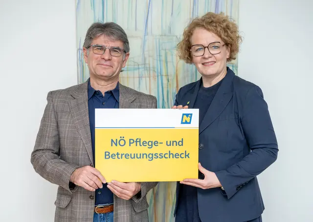 Gerhard Heilig von der NÖ Pflegehotline und Sozial-Landesrätin Christiane Teschl-Hofmeister. | Foto: NLK Khittl