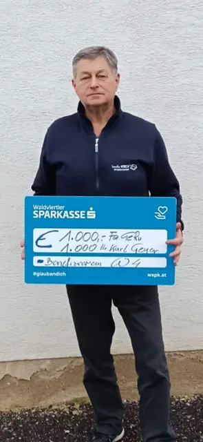 2.000 Euro wurden an eine Familie im Bezirk Zwettl für dringend benötigte Therapien übergeben. Das Geld setzt sich aus Spenden der Firma GeRu und von Karl Geyer zu je 1.000 Euro zusammen. | Foto: Benefizverein Waldviertel