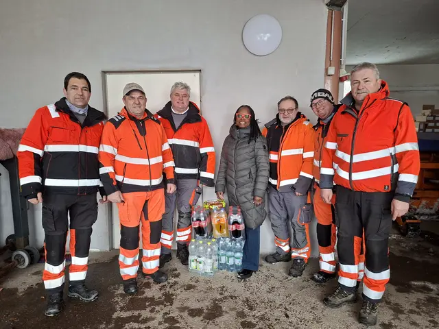 Beverley Allen-Stingeder (Mitte) mit den Mitarbeitern des Wirtschaftshofes Ottensheim-Puchenau. | Foto: Allen-Stingeder