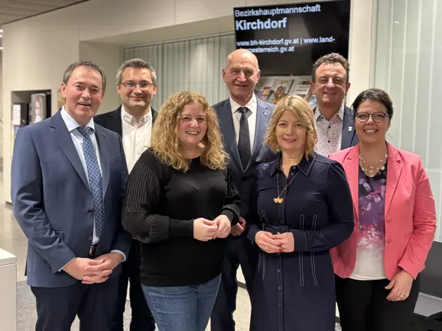 Bezirkspolizeikommandant Franz Seebacher, Johann Lefenda, Cornelia Pöttinger, Landesrat Christian Dörfel, Bezirkshauptfrau Elisabeth Leitner, Bürgermeister Horst Hufnagel aus Micheldorf und Dagmar Fetz-Lugmayr, Bürgermeisterin in Kremsmünster (v.li.) | Foto: Staudinger