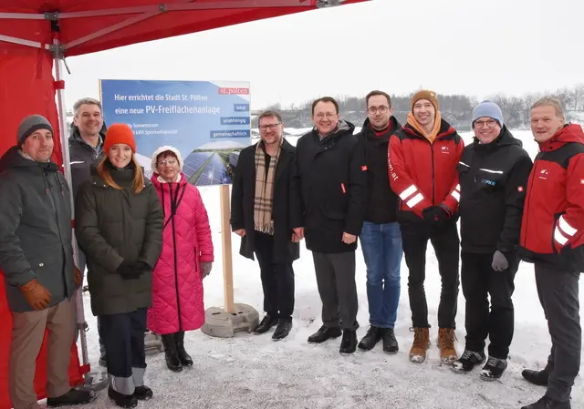 Im Beisein der Projektbeteiligten von Stadt, Netz NÖ und den ausführenden Firmen PKE &amp; KWI wurde die Anlage trotz Schnee und Kälte feierlich eröffnet | Foto: Josef Vorlaufer