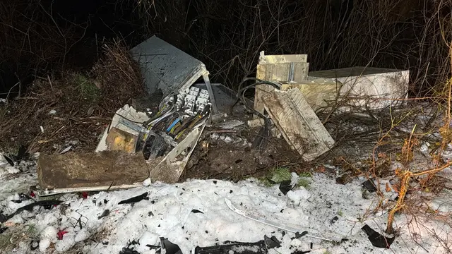 Nach der Kontrolle und Freigabe des betroffenen Stromkreises durch die EVN konnte die Feuerwehr Erlauf mit den Bergungsarbeiten beginnen. | Foto: DOKU-NÖ