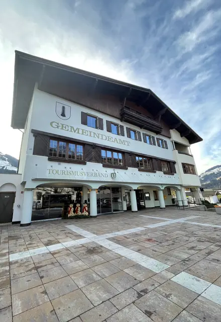 Gemeindeamt Brixen im Ortszentrum. | Foto: Johanna Bamberger