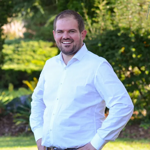 Alexander Imhof steht als Kommissar Specht auf der Bühne. | Foto: Elisabeth Gollien