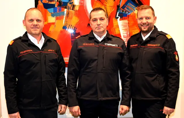 Andreas Köck und Alexander Siegmund mit dem neuen Abschnittsfeuerwehrkommandanten Gregor Reissner (Bildmitte) | Foto: BFV Leoben/Tomsits