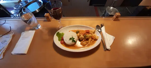 Die Momos, das beliebte nepalesische Nudelgericht, gibt es vegan oder mit (Hühner-)Fleisch
Nepalesische Hausmannskost mit Reis, Currysoße, Hühnerfleisch und Gemüse.
  | Foto: Stracke