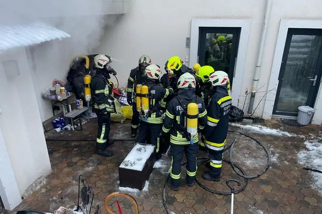 Die Freiwilligen Feuerwehren Wopfing, Ober-Piesting und Oed rückten aus. | Foto: Hilmar Schilhabl/FF Wopfing