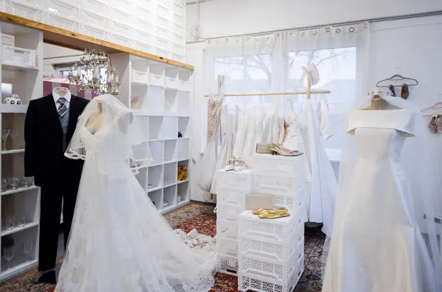 Von 23. Jänner bis 20. Februar verwandelt sich der Volkshilfe Vintage Shop in der Scheydgasse in einen liebevoll gestalteten Hochzeitscorner. Angeboten wird kuratierte Braut- und Festmode aus zweiter Hand. | Foto: Volkshilfe Wien