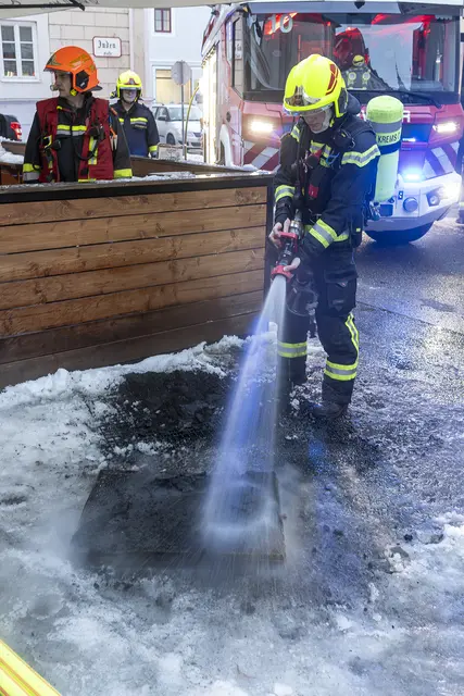 Löscharbeiten vor dem Café Campus. | Foto: Feuerwehr Krems