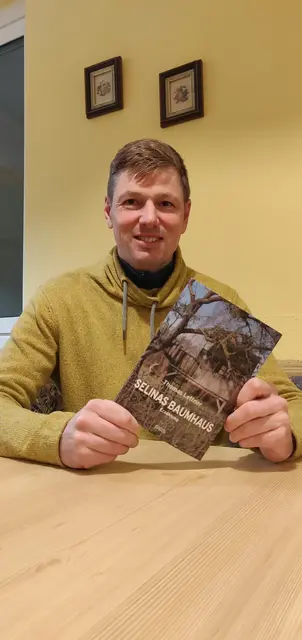 Spannung pur: „Selinas Baumhaus“ heißt das neue Buch von Amstettner Autor Thomas Lettner. | Foto: René Scheuch