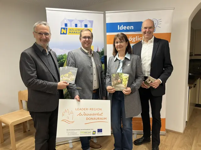 Kellergassen im Fokus (v. l. n. r.): Architekt Feigelstorfer, Projektmanager Hainitz, Vizebürgermeisterin Nebenführ und Kellergassenmanager Staribacher.  | Foto: Leader-Region Weinviertel Donauraum