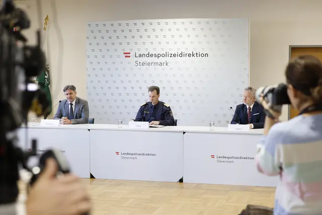 In einer gemeinsamen Pressekonferenz informierten Rene Kornberger vom LKA Steiermar, Landespolizeidirektor Gerald Ortner und StA Mediensprecher Christian Kroschl (v.l) über den aktuellen Ermittlungsstand zum Fall Johanna P. 
 | Foto: APA/ERWIN SCHERIAU