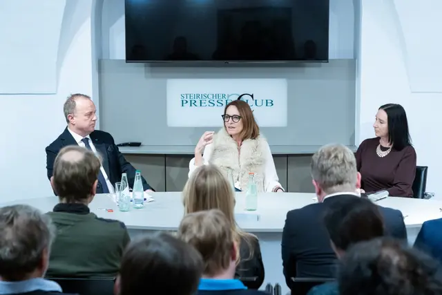 Wie geht es mit der steirischen Medienbranche weiter? Das diskutierten ORF-Stiftungsrat Thomas Prantner und Kleine-Zeitung-Geschäftsführerin Xenia Daum mit Presseclub-Präsidentin Sigrid Hroch.  | Foto: Jorj Konstantinov