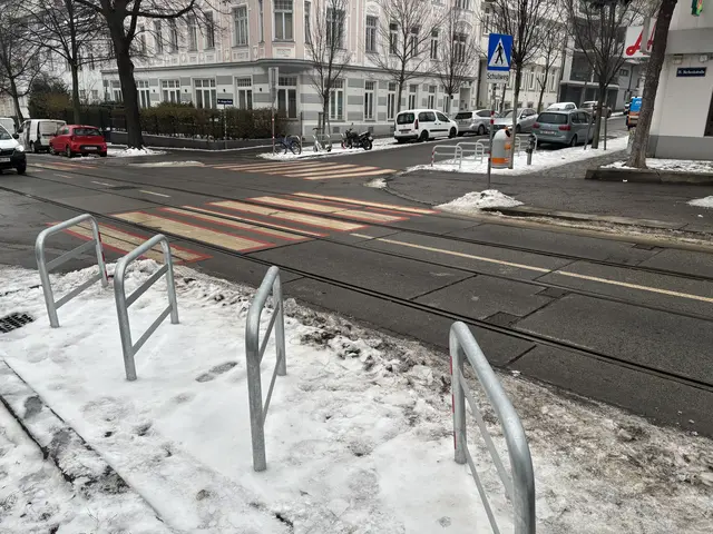 Diese Kreuzung wurde unlängst zum Zankapfel. Manche orten hier eine zu große Anzahl an Radbügeln auf Kosten von Parkplätzen. | Foto: Ipirotis/MeinBezirk