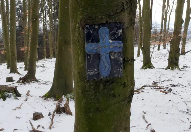 Ein kleines Kreuz ziert den höchsten Punkt des Hiesberges.