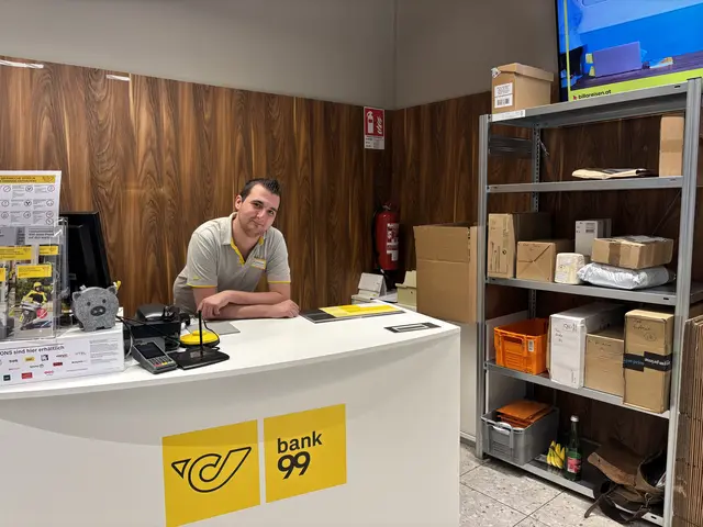 Philipp Janitschek ist Marktmanager Stellvertreter im Billa und seit zwei Tagen auch top motiviert am Post-Schalter anzutreffen | Foto: Lauren Fahrenberger / MeinBezirk