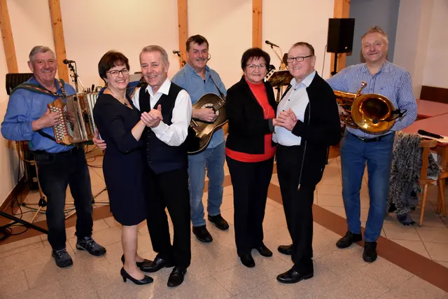 Senioren tanzen. Die beiden Veranstalterinnen Zäzilia Hintersteiner und Hildegard Payreder mit ihren Ehemännern. Musik "Fredls und Heini".  Der Seniorenbund Pabneukirchen lud zu einem unterhaltsamen Nachmittag bei Tanz, Musik und Unterhaltung in das Gasthaus Samböck. Mit dabei Tanzfreudige aus den Ortsgruppen Perg-Rechberg, Grein, Bad Kreuzen, Dimbach, Mönchdorf, Neustadtl, St. Georgen am Walde, St. Thomas, Waldhausen und Pabneukirchen. | Foto: Zinterhof