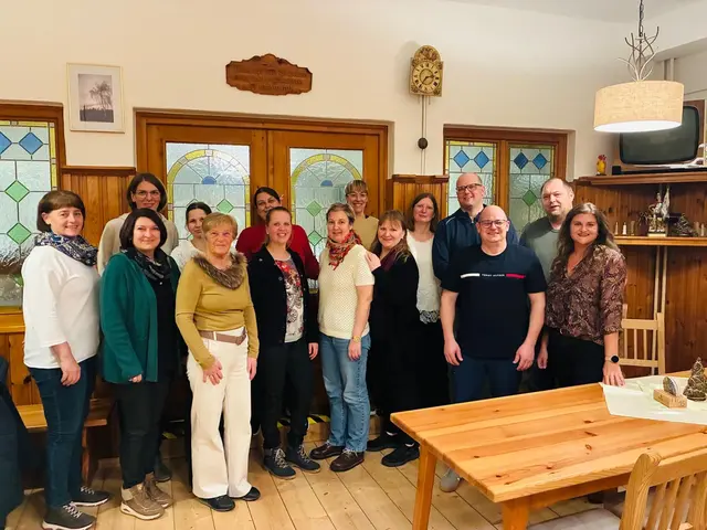 Barbara Lunzer, Daniela Flicker, Martina Wiskocil, Birgit Kranner, Margit Koliha, Tamara Pruckner, Beatrix Sauer, Bernadette Weiss, Elke Kainz-Wachmann, Barbara Scheidl, Karin Hold, Roland Rubick, Klaus Brinnich, Roman Ledermüller und Cornelia Behrends (v.l.) | Foto: privat