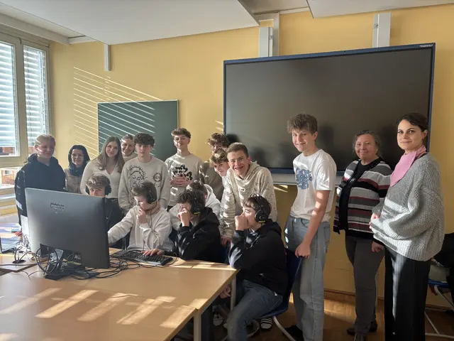 Die Schülerinnen und Schüler der polytechnischen Schule in Großarl mit Susanne Radke (2. von rechts) und Tabea Baur (rechts). | Foto: Emanuel Hasenauer