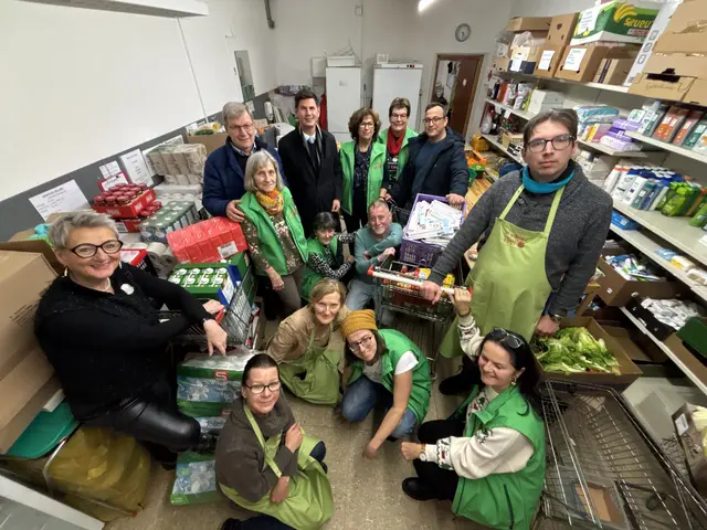 Übergabe der Spenden von Stefan Winkler an die Vinzenzgemeinschaft St. Barbara gemeinsam mit Bürgermeister Arno Russ.  | Foto: MeinBezirk.at/Angelina Koidl