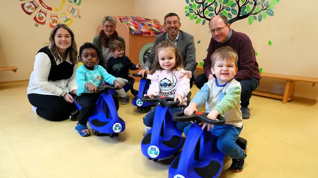 Die Kinder flitzten sofort los, blieben nur kurz fürs Foto stehen: ATS-Besuch im Kindergarten Leoben-Donawitz. | Foto: AT&amp;S/Christoph Heigl