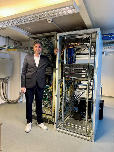 Bürgermeister Peter Schobesberger vor der IT-Infrastruktur. | Foto: Stadtgemeinde Vöcklabruck