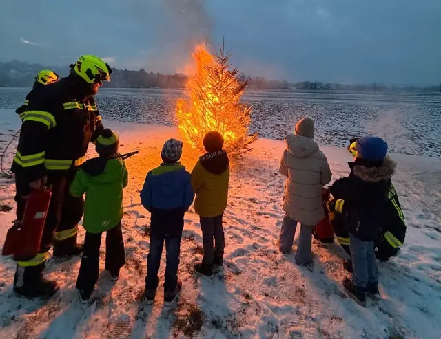 Die Feuerwehrkids durften einen Christbaumbrand ablöschen. | Foto: SJF