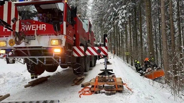 Ein Schneepflug stürzte auf der Sternsteinstraße in Vorderweißenbach ab. Der Aufbau des Bergefahrzeugs mit Holz war kompliziert. | Foto: FF Bad Leonfelden