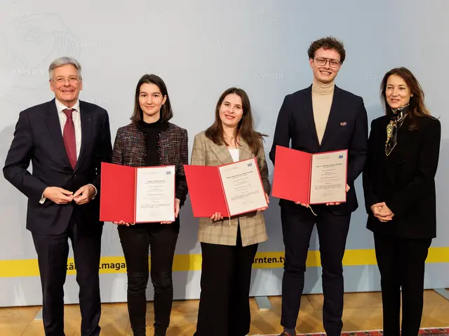 LH Peter Kaiser, Sophie Marie Kornsee, Leonie Loipold, Alexander Johann Hormann und Martina Rattinger | Foto: LPD Kärnten/Jannach