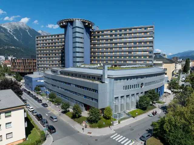 Der Paragleiter wurde mit Verletzungen unbestimmten Grades in die Klinik Innsbruck gebracht. | Foto: droneproject