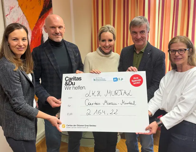 Die Übergabe des Spendenschecks: Angelika Egger-Wolf, Pflegedirektor Harald Tockner, Betriebsdirektorin Sabine Reiterer, Ärztlicher Direktor Michael Jagoditsch und Eva Bakalli. | Foto: LKH Murtal