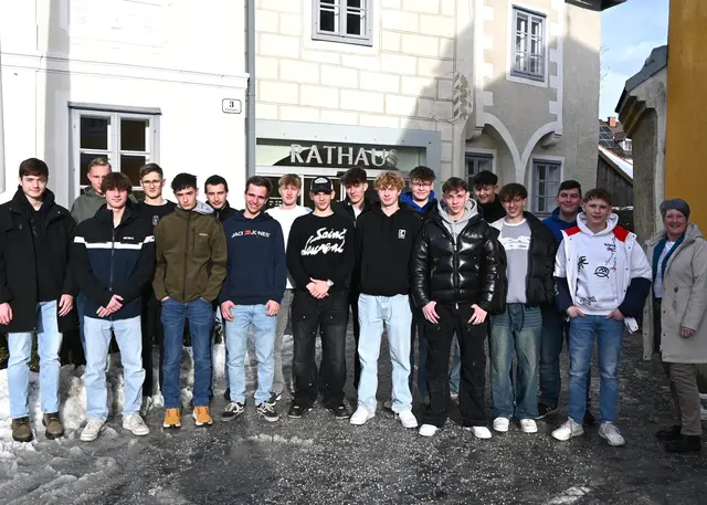 v.l.n.r.: Lorenz Stummer, Sebastian Schödl, Otto Suchanek, Michael Rainer, Lukas Berger, Dominik Schitzenhofer, Raphael Kern, Quentin Öhlzelt, Alexander Menzel, Marcel Simlinger, Marcel Gruber, Leon Niemansgenuss, Tobias Menzel, Justin Gerstl, Tobias Pemmer, Maximilian Schmöger,  Nico Langthaler und Vizebürgermeisterin Gabriela Dietl
  | Foto: Stadtgemeinde Gföhl
