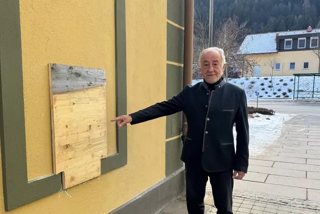 Bürgermeister Hermann Hartleb zeigt, wo es künftig wieder einen Bankomat gibt. | Foto: KK