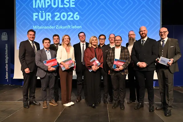 Bürgermeister Werner Krammer, Peter Wildauer (Austro Immo GmbH), Landtagsabgeordneter und Vizebürgermeister Mario Wührer, Claudia Brey und Benedikt Winkelmayer (beide ÖBB Immobilienmanagement GmbH), Birgit und Harald Schachinger (Schachinger Räume + Objekte), Elmar Leitl und Georg Berger (Raiffeisenbank Ybbstal), Stadtrat Martin Dowalil, Vizebürgermeister Armin Bahr sowie Moderator Tom Bläumauer. | Foto: Stadt Waidhofen a/d Ybbs