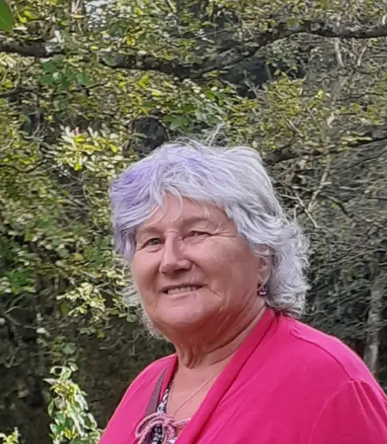 Christa Gschwandtner stellt ihr neues Buch „Mei Geschenk an di“ in Mundart und Schriftsprache vor. | Foto: Gschwandtner