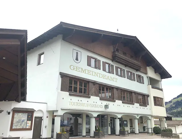 Gemeindeamt und TVB-Büro im Dorfzentrum. | Foto: Nikolaus Kogler